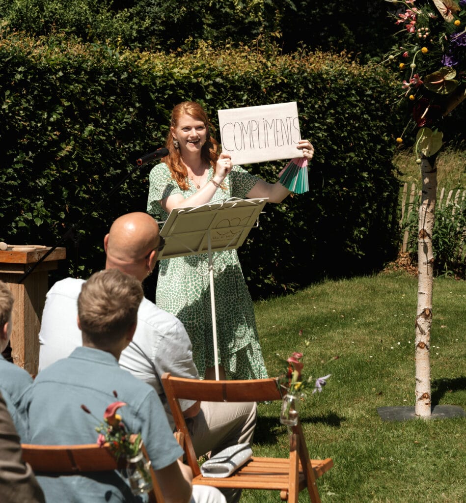 Trouwambtenaar Ingrid van de Coevering aan het werk als ceremoniespreker op de bruiloft van Chantal en Robbert bij Vakantiepark Eigen Wijze in Bant