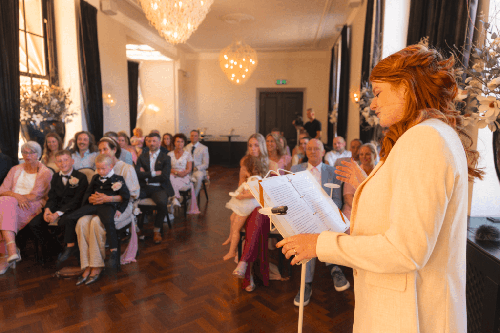 Trouwambtenaar Ingrid van de Coevering aan het werk als ceremoniespreker op de bruiloft van Lisette en Ruben bij Landgoed Te Werve in Rijswijk. 