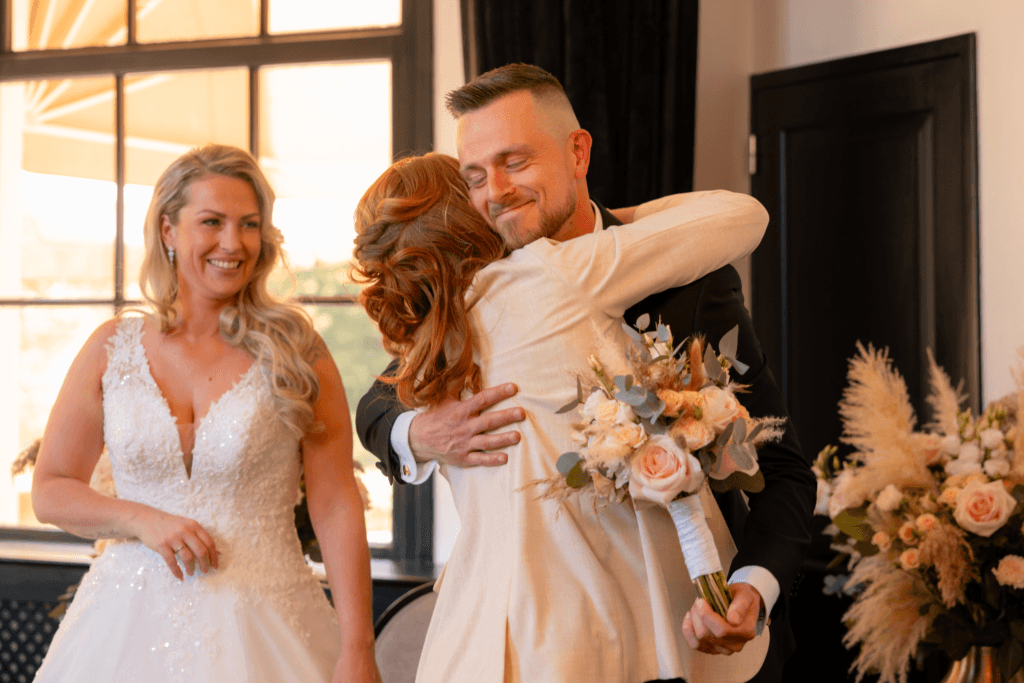 Trouwambtenaar Ingrid van de Coevering aan het werk als ceremoniespreker, in samenwerking met een BABS, op de bruiloft van Lisette en Ruben bij Landgoed Te Werve in Rijswijk. 