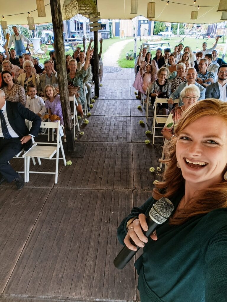 Trouwambtenaar Ingrid van de Coevering aan het werk als ceremoniespreker op de bruiloft van Manon en Eric bij Plok in Didam. 